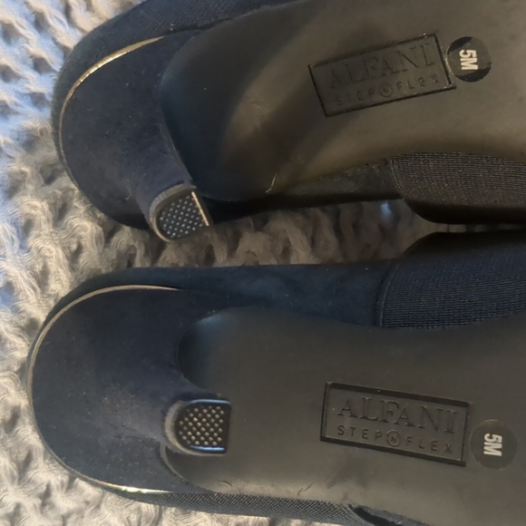 Alfani Deep Navy Blue Heels - Picture 5 of 7